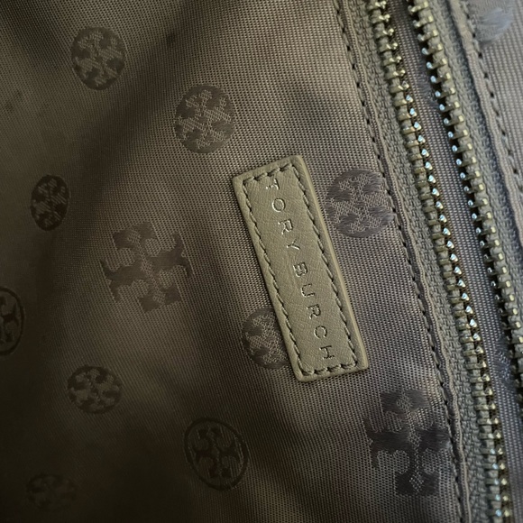 Structured in soft leather and centered with a logo clasp - Picture 2 of 4